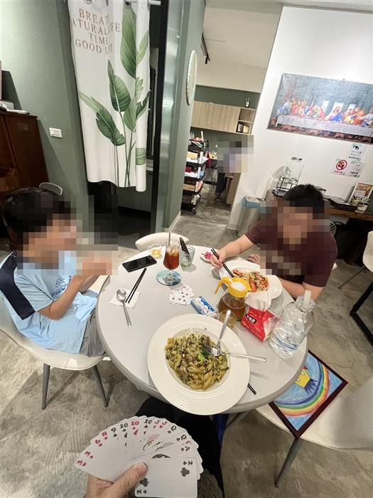 藝術陪伴課程活動側拍，孩子與陪伴者於課程據點，臉部已去識別化處理