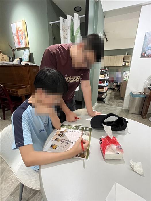 藝術陪伴課程中，陪伴者在旁引導孩子，臉部已去識別化處理