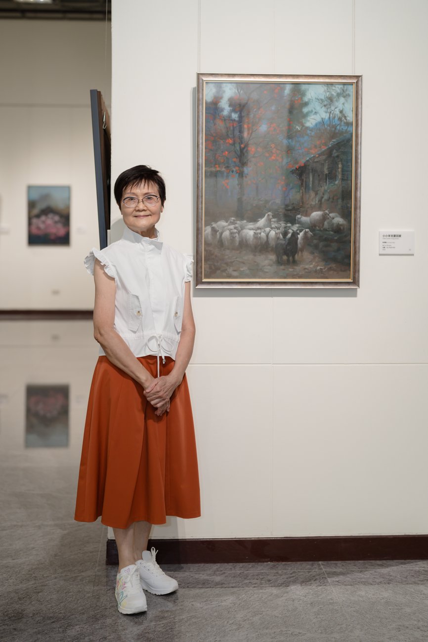 理事長林秀霞於「浮生藝憶・微光傳愛」個展現場